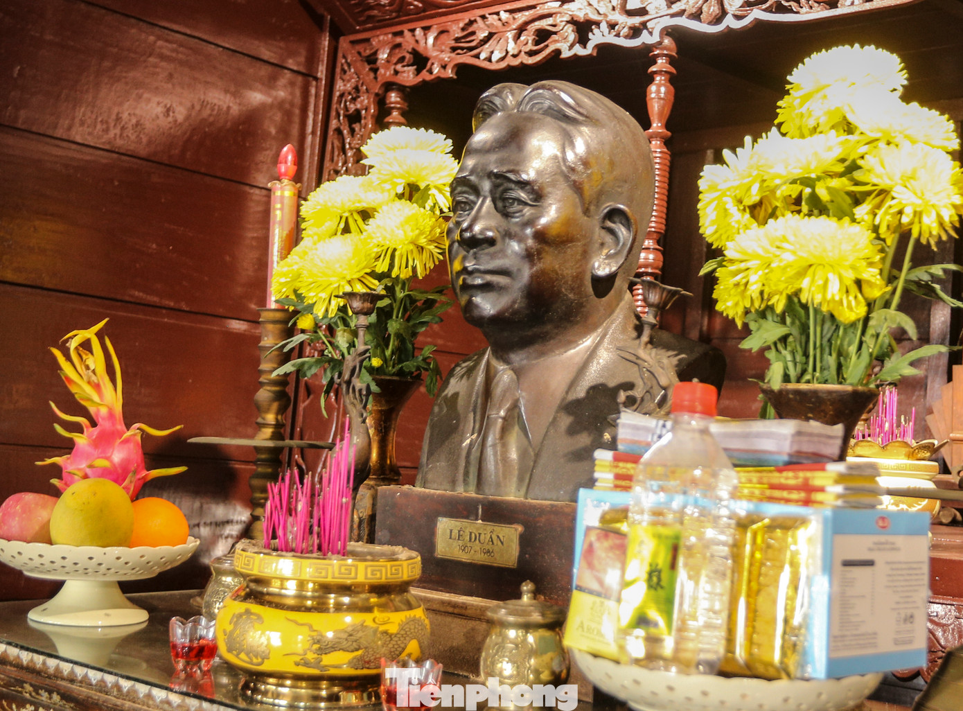 Chính giữa căn nhà là bức tượng Tổng Bí thư Lê Duẩn, lãnh tụ kiệt xuất của dân tộc, một chiến sĩ kiên cường của phong trào Cộng sản và công nhân quốc tế, cũng là một người con ưu tú của quê hương Quảng Trị.