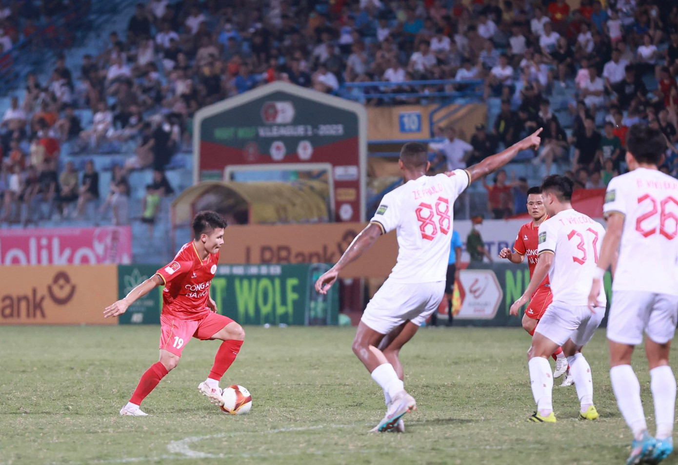 Có những phút CAHN tấn công dồn dập và bóng luôn đi qua chân Quang Hải. Anh đã khiến người hâm mộ thích thú với những cú chạm tinh tế, đưa bóng tới khoảng trống. Đáng tiếc là các đồng đội không thể tận dụng thành công.