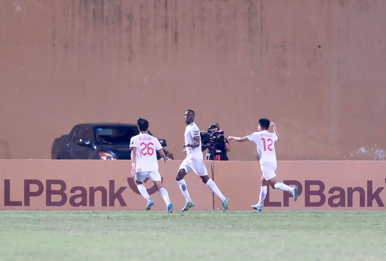 CAHN bị Hà Tĩnh chia điểm, cục diện cuộc đua vô địch thêm gay cấn ảnh 31 CAHN bị Hà Tĩnh chia điểm, cục diện cuộc đua vô địch thêm gay cấn ảnh 31