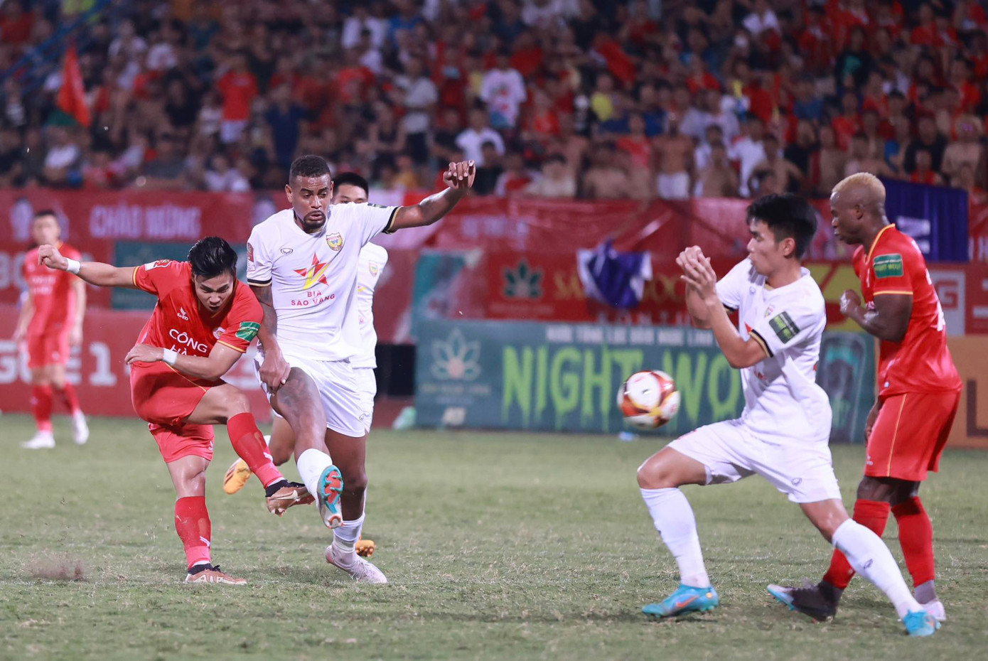 Phút 28, Quang Hải nỗ lực đi bóng xuống đáy biên và chuyền ngược trở ra để Văn Thanh dứt điểm. Tuy nhiên cú sút của Văn Thanh lại không thắng được thủ môn Thanh Tùng.