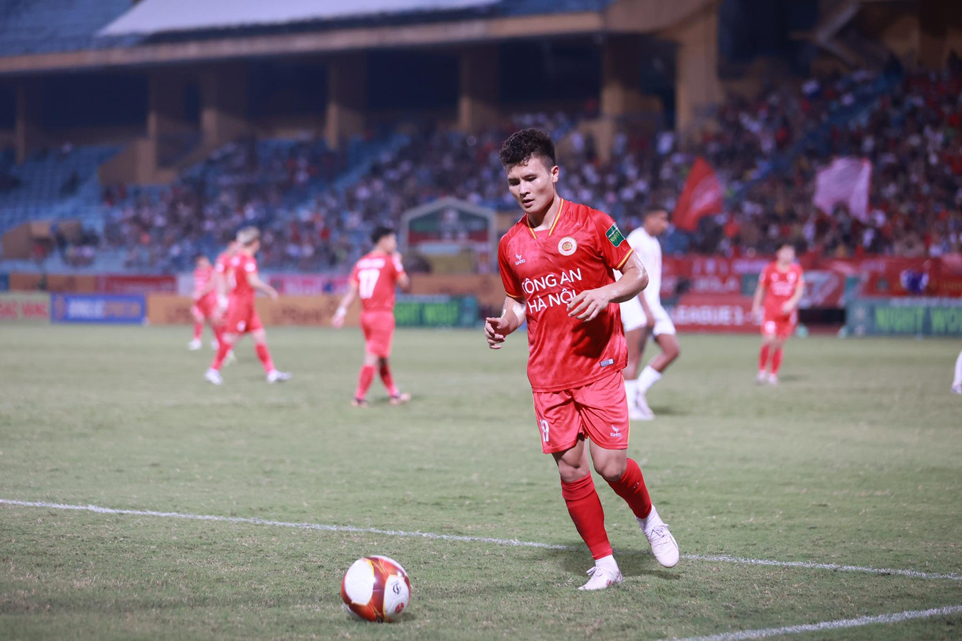 Nhưng Quang Hải không chỉ ép mình ở cánh trái. Anh hoạt động rất rộng, liên tục hoán đổi vị trí với các cầu thủ trên hàng công CAHN để đôi khi xuất hiện ở cánh phải hoặc trung lộ, đôi khi lại lùi sâu, hỗ trợ phòng ngự và tranh cướp bóng khá hiệu quả.