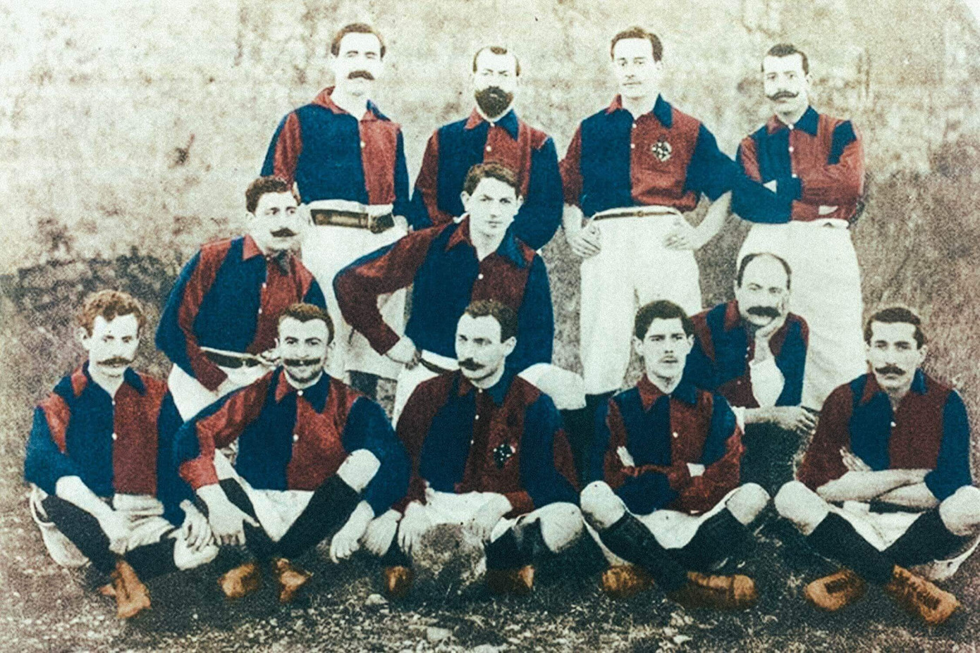 Gamper ngồi giữa hàng dưới trong đội hình Barcelona. Gamper ngồi giữa hàng dưới trong đội hình Barcelona.