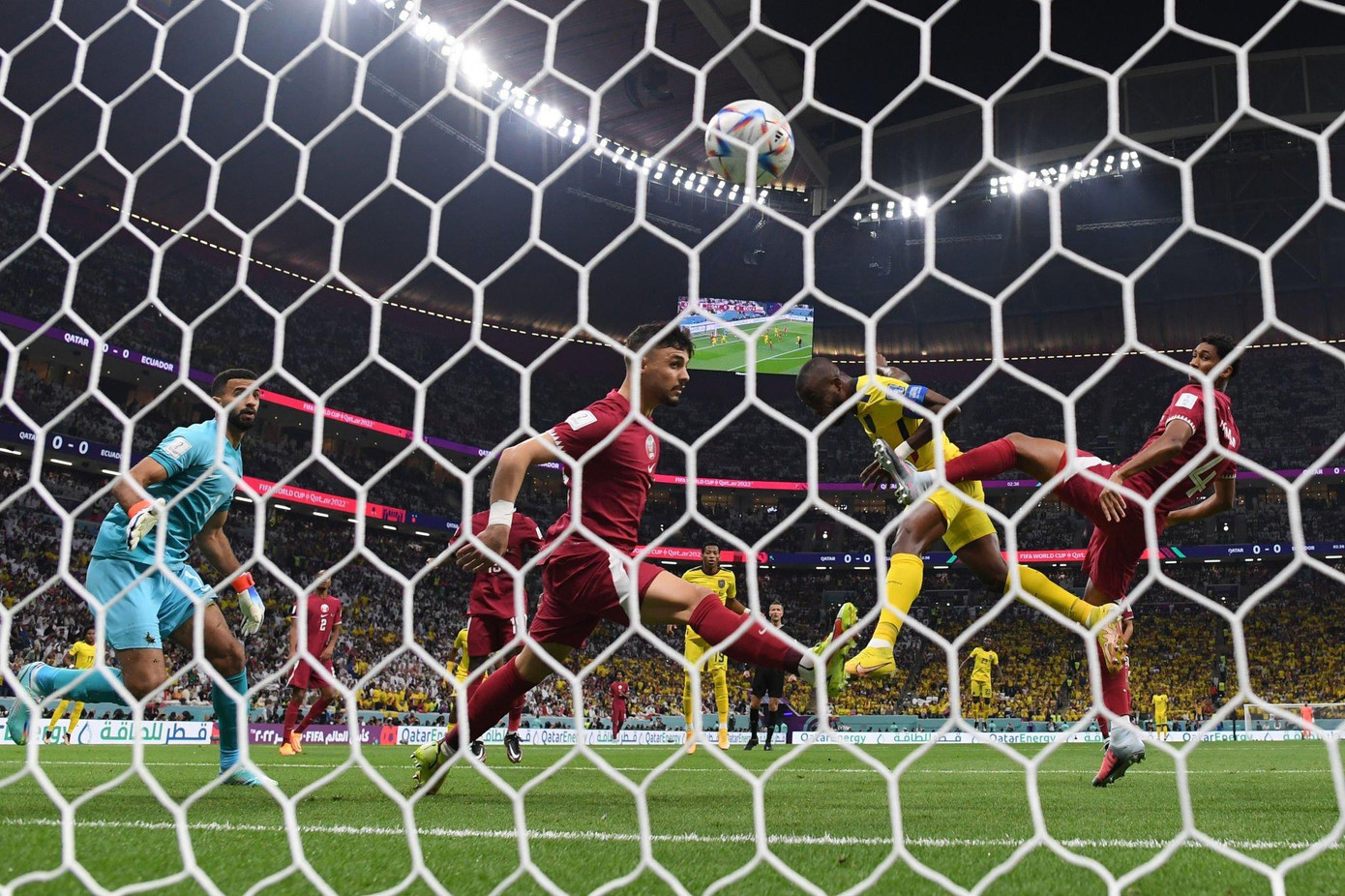 Khoảnh khắc Valencia lần thứ hai làm tung lưới chủ nhà Qatar. (Ảnh: Getty Images) Khoảnh khắc Valencia lần thứ hai làm tung lưới chủ nhà Qatar. (Ảnh: Getty Images)