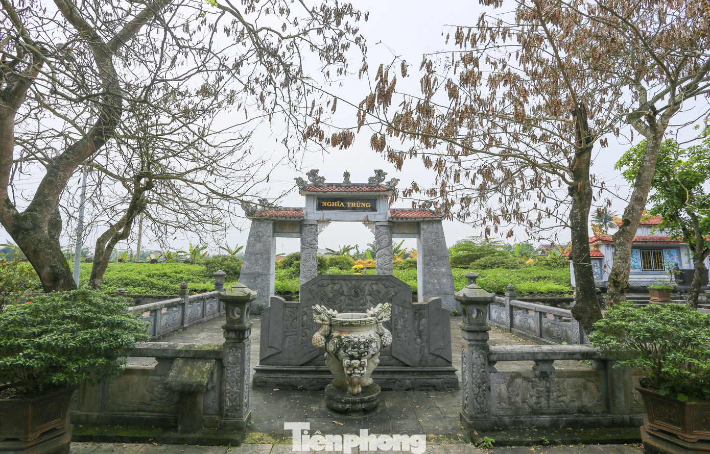 Theo lệ, vào ngày 25 tháng Chạp hàng năm nơi đây tổ chức lễ tế trang trọng, tri ân các chiến sỹ vì nước vong thân. Đến đời vua Thành Thái, nghĩa trang này được đưa vào quy chế quốc gia, ban ruộng, miễn thuế sưu để người làng tận tâm chăm lo hương khói.