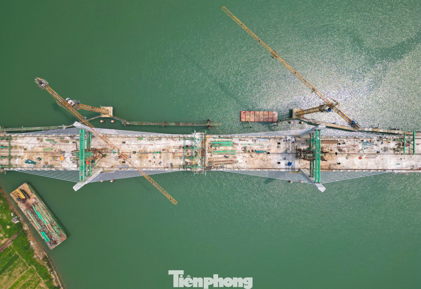 Trong cuộc thi thiết kế kiến trúc cầu Thạch Hãn 1, phương án thiết kế với ý tưởng "Đón bình minh" đạt giải Nhất. Kết cấu chính là dạng cầu dầm cáp hỗn hợp 2 trụ tháp, 2 mặt phẳng dây. Kết cấu dầm dạng hộp bằng bê tông cốt thép, tương tự thân tháp với tiết diện trụ tháp được cách điệu kiểu góc cạnh ấn tượng, tạo nét độc đáo về kiến trúc.