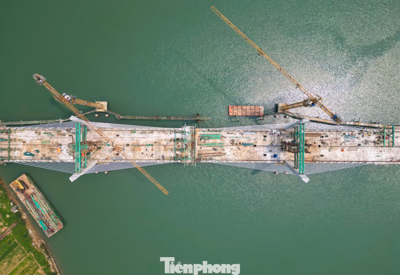 Trong cuộc thi thiết kế kiến trúc cầu Thạch Hãn 1, phương án thiết kế với ý tưởng "Đón bình minh" đạt giải Nhất. Kết cấu chính là dạng cầu dầm cáp hỗn hợp 2 trụ tháp, 2 mặt phẳng dây. Kết cấu dầm dạng hộp bằng bê tông cốt thép, tương tự thân tháp với tiết diện trụ tháp được cách điệu kiểu góc cạnh ấn tượng, tạo nét độc đáo về kiến trúc.