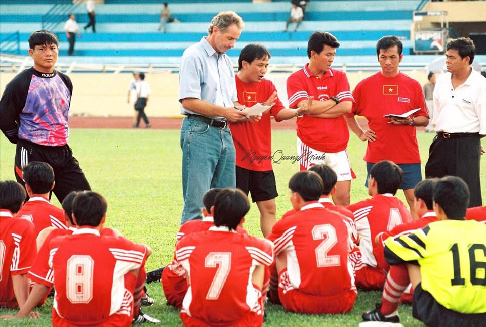 Trận giao hữu với Guingamp cũng là màn ra mắt của HLV Alfred Riedl. (Ảnh: Quang Minh) Trận giao hữu với Guingamp cũng là màn ra mắt của HLV Alfred Riedl. (Ảnh: Quang Minh)