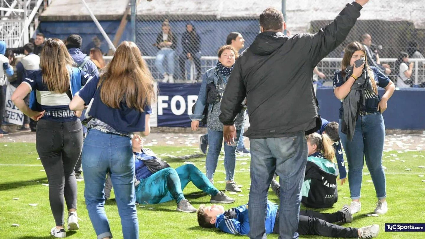 Khung cảnh hỗn loạn ở sân Juan Carmelo Zerillo. (Ảnh: TNT Sports) Khung cảnh hỗn loạn ở sân Juan Carmelo Zerillo. (Ảnh: TNT Sports)