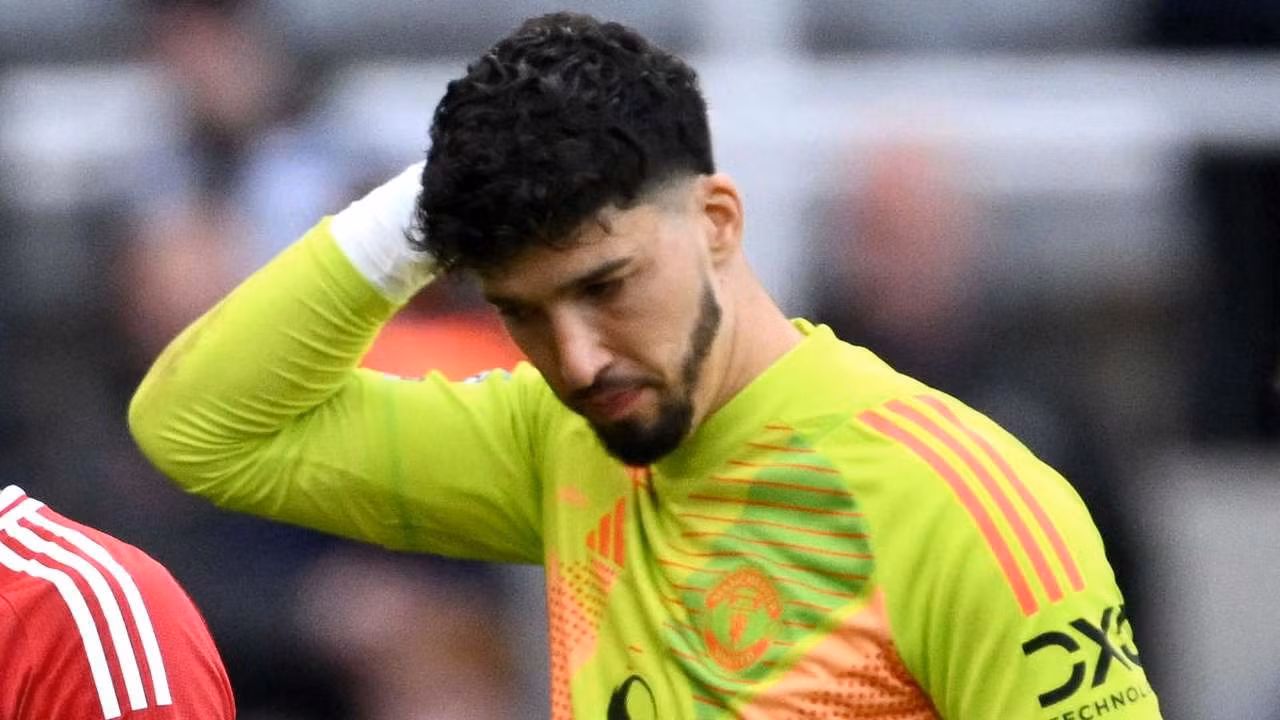 Altay Bayindir mắc lỗi đồng thời nhận 4 bàn thua ngay trong trận ra mắt Premier League. Altay Bayindir mắc lỗi đồng thời nhận 4 bàn thua ngay trong trận ra mắt Premier League.