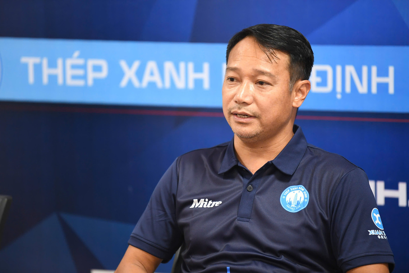 Chiến lược gia 45 trải lòng về quãng thời gian dẫn dắt Thép Xanh Nam Định, từ lúc đội bóng rơi vào cảnh khó khăn đến hiện tại, khi đã trở thành nhà vô địch V-League 2023/2024. Chiến lược gia 45 trải lòng về quãng thời gian dẫn dắt Thép Xanh Nam Định, từ lúc đội bóng rơi vào cảnh khó khăn đến hiện tại, khi đã trở thành nhà vô địch V-League 2023/2024.