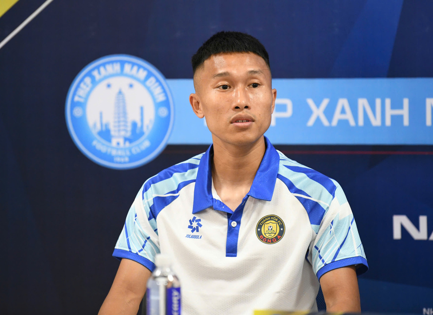 Đội trưởng Doãn Ngọc Tân của Đông Á Thanh Hóa cam kết "thể hiện thật tốt trong trận đấu tại Thiên Trường và cùng đồng đội mang thêm một danh hiệu nữa về Thanh Hóa". Đội trưởng Doãn Ngọc Tân của Đông Á Thanh Hóa cam kết "thể hiện thật tốt trong trận đấu tại Thiên Trường và cùng đồng đội mang thêm một danh hiệu nữa về Thanh Hóa".