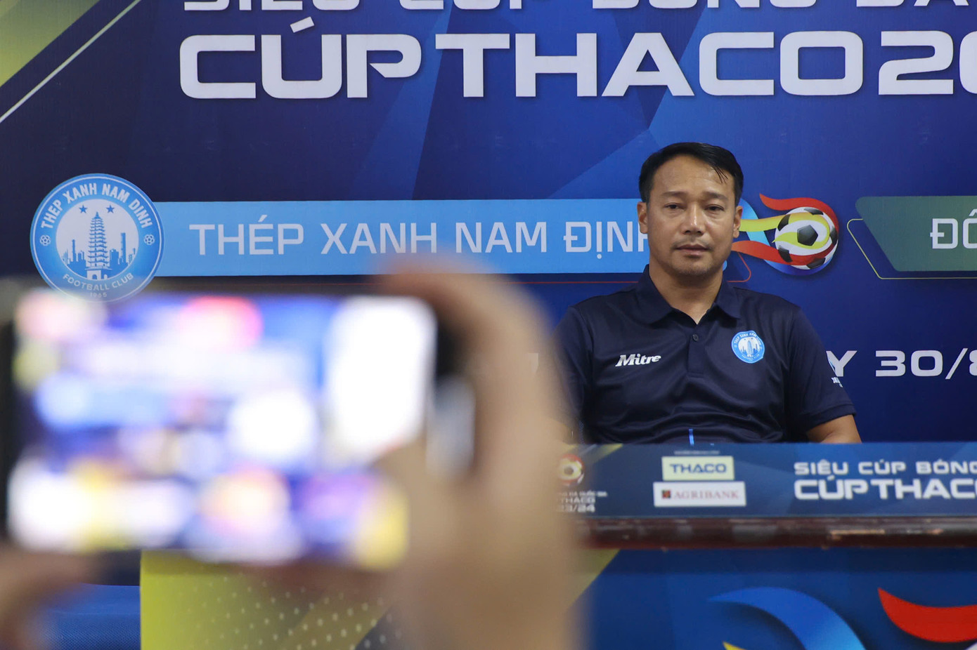 HLV Vũ Hồng Việt cùng Thép Xanh Nam Định đang đứng trước cơ hội sở hữu danh hiệu thứ hai liên tiếp trong vòng 2 tháng. HLV Vũ Hồng Việt cùng Thép Xanh Nam Định đang đứng trước cơ hội sở hữu danh hiệu thứ hai liên tiếp trong vòng 2 tháng.