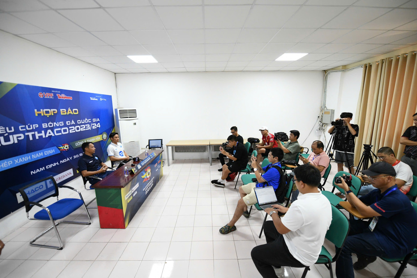 Cuộc họp báo trước trận Siêu Cúp bóng đá Quốc gia - Cúp THACO 2023/2024 thu hút sự quan tâm của giới truyền thông. Tất cả đều mong đợi trận đấu đỉnh cao sẽ diễn ra tại Thiên Trường ngày 31/8. Cuộc họp báo trước trận Siêu Cúp bóng đá Quốc gia - Cúp THACO 2023/2024 thu hút sự quan tâm của giới truyền thông. Tất cả đều mong đợi trận đấu đỉnh cao sẽ diễn ra tại Thiên Trường ngày 31/8.