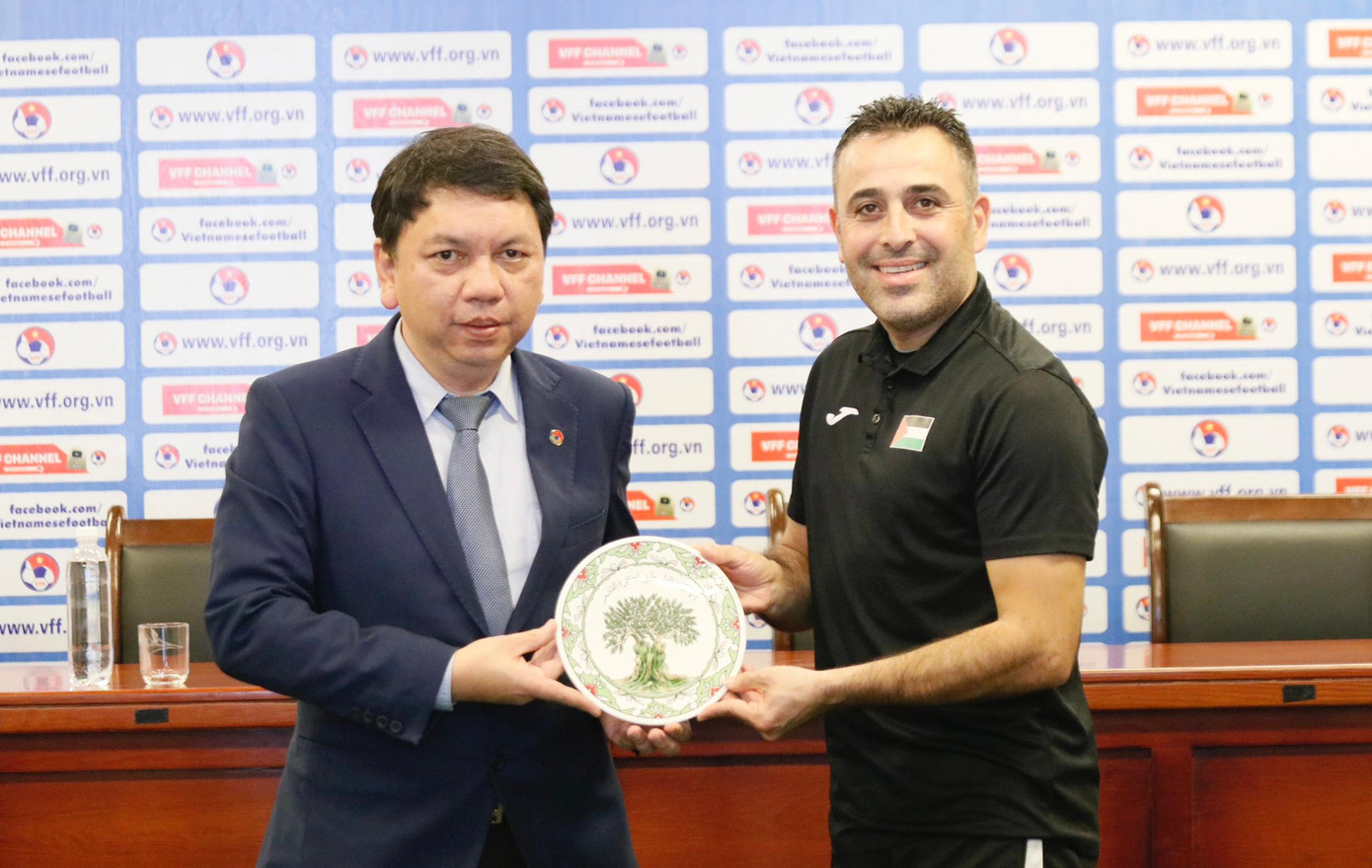 Ông Lê Hoài Anh - Tổng thư ký LĐBĐVN trao quà lưu niệm cho đại diện ĐT u20 Palestine. (Ảnh: VFF)