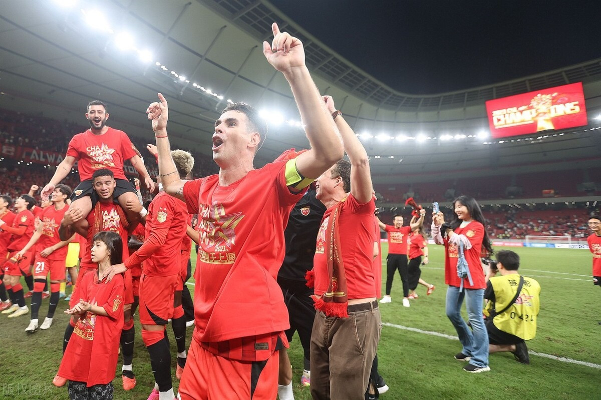 Oscar được coi là huyền thoại của China Super League sau 8 năm thi đấu.