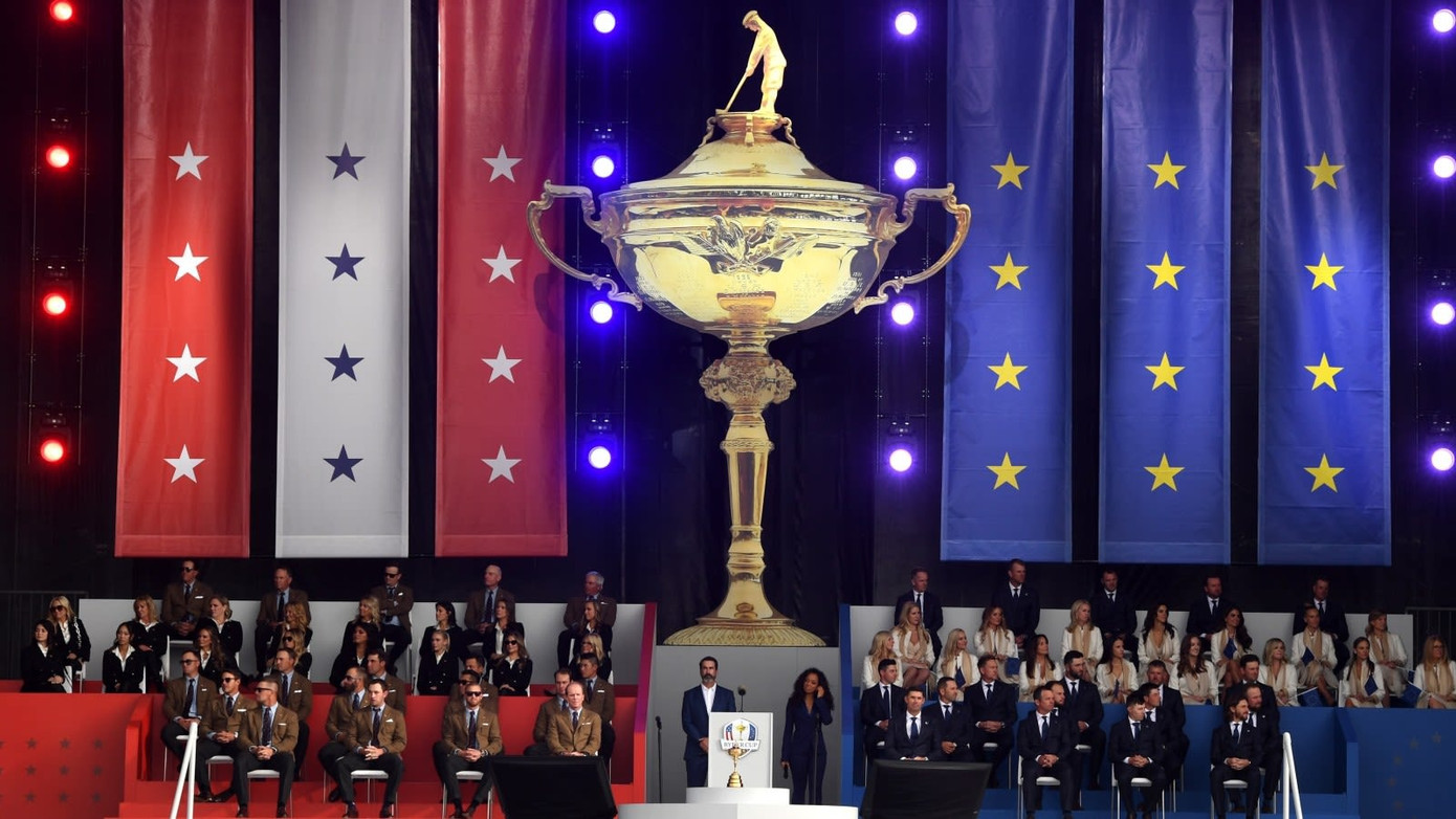 Chiếc Cúp Ryder Cup danh giá là mục tiêu của hai đội Hoa Kỳ và châu Âu. Chiếc Cúp Ryder Cup danh giá là mục tiêu của hai đội Hoa Kỳ và châu Âu.