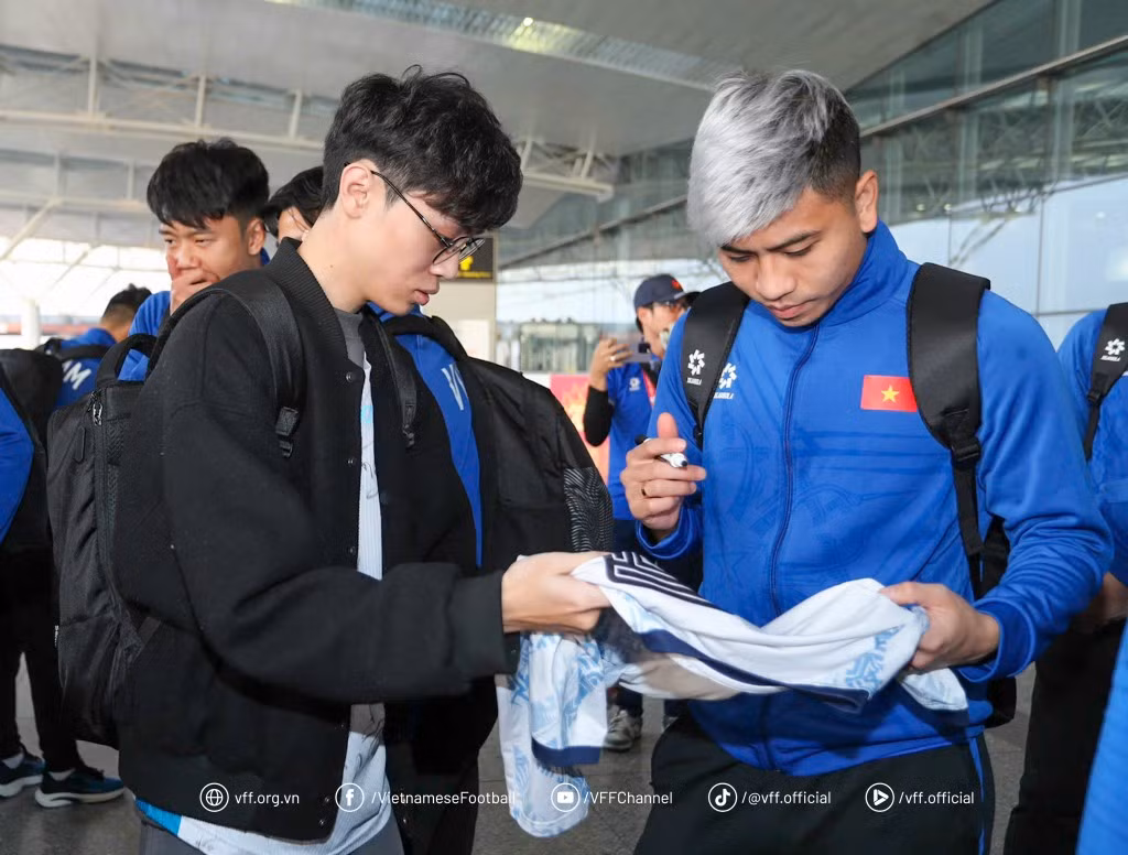 Chỉ cần một trận đấu ấn tượng nữa, ĐT Việt Nam sẽ ngự trị đỉnh cao bóng đá Đông Nam Á. Chỉ cần một trận đấu ấn tượng nữa, ĐT Việt Nam sẽ ngự trị đỉnh cao bóng đá Đông Nam Á.
