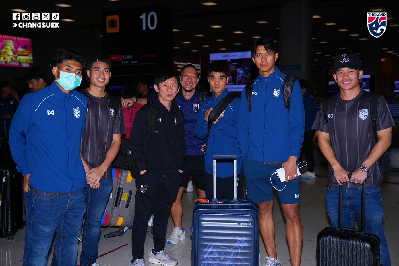 Các tuyển thủ Thái về nước trong chiều muộn ngày 3/1. (Ảnh: Changseuk)