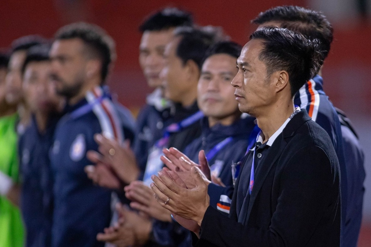 HLV Lê Đức Tuấn sẽ bị treo quyền chỉ đạo 2 trận kế tiếp nếu án phạt giữ nguyên. HLV Lê Đức Tuấn sẽ bị treo quyền chỉ đạo 2 trận kế tiếp nếu án phạt giữ nguyên.