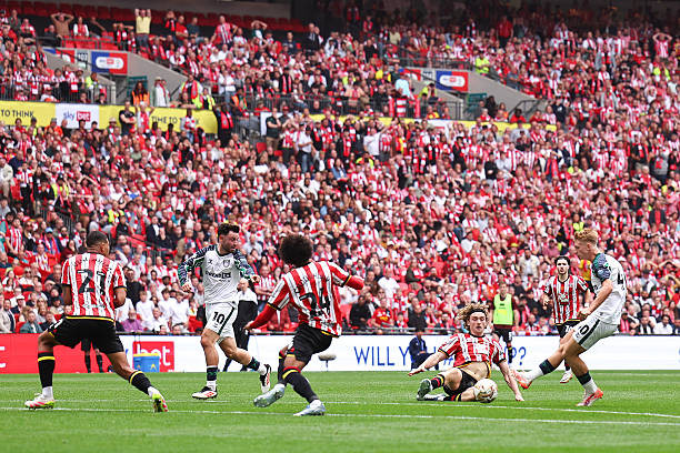 Sunderland trở lại Ngoại hạng Anh nhờ bàn thắng phút bù giờ của cầu thủ 19 tuổi ảnh 36 Sunderland trở lại Ngoại hạng Anh nhờ bàn thắng phút bù giờ của cầu thủ 19 tuổi ảnh 36