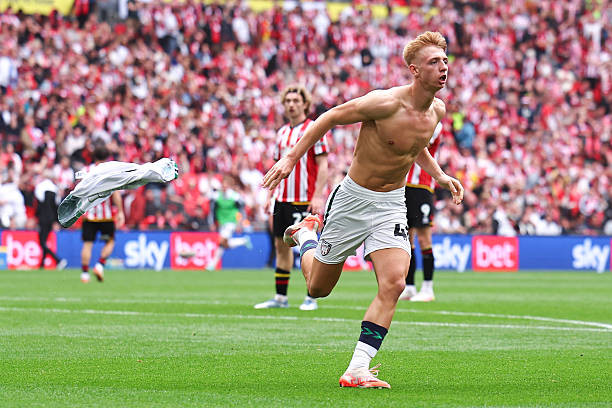 Sunderland trở lại Ngoại hạng Anh nhờ bàn thắng phút bù giờ của cầu thủ 19 tuổi ảnh 37 Sunderland trở lại Ngoại hạng Anh nhờ bàn thắng phút bù giờ của cầu thủ 19 tuổi ảnh 37