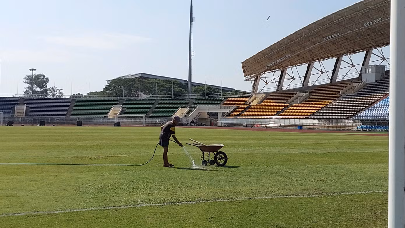 Những mảng có mới cũng được tưới tắm, giúp mang lại mặt sân hoàn hảo nhất có thể.