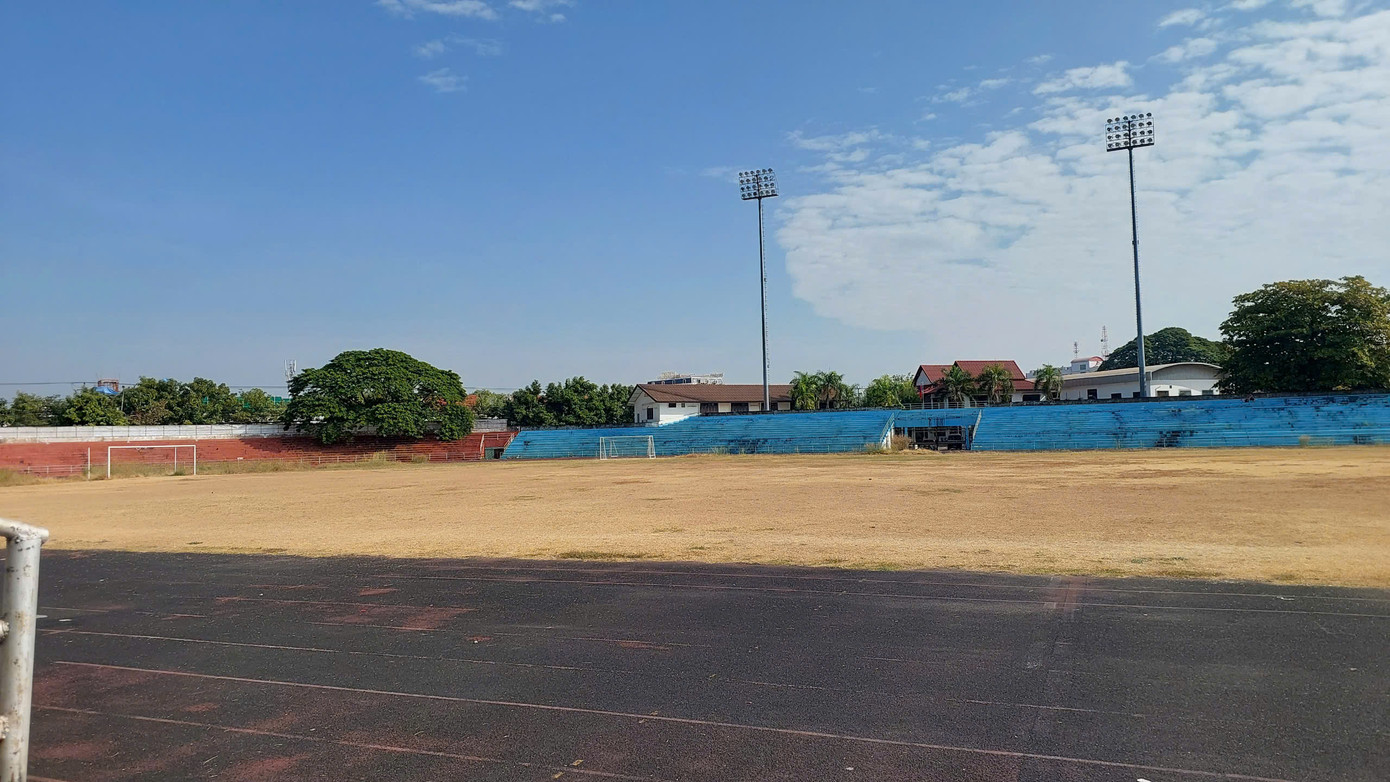 Trước đây, sân chính thức của ĐTQG Lào là Anouvong Stadium với sức chứa 20.000 người.