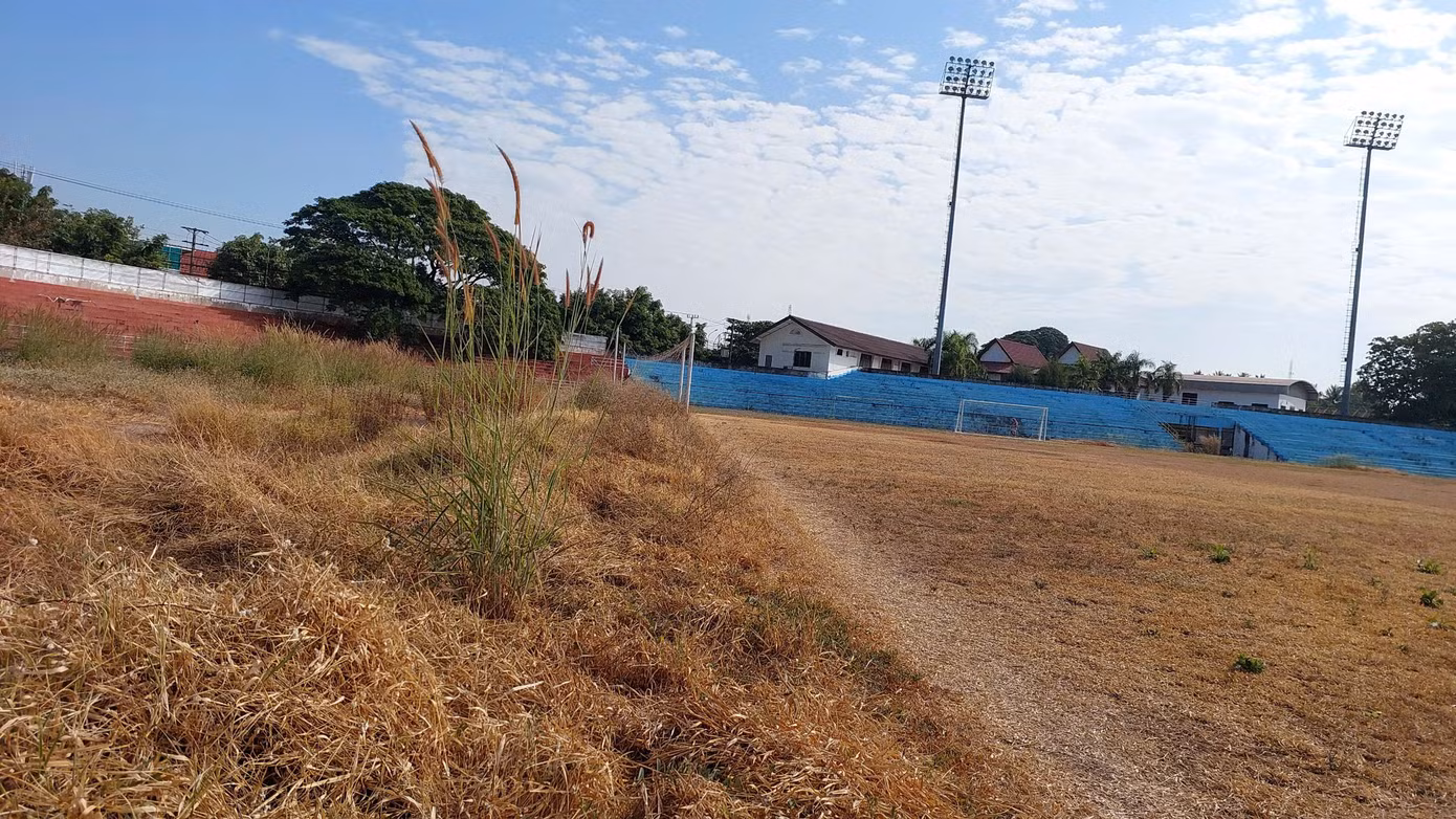 Hiện Anouvong Stadium đang bỏ hoang, với cỏ dại um tùm và hệ thống sân cỏ cũng bị lãng quên.
