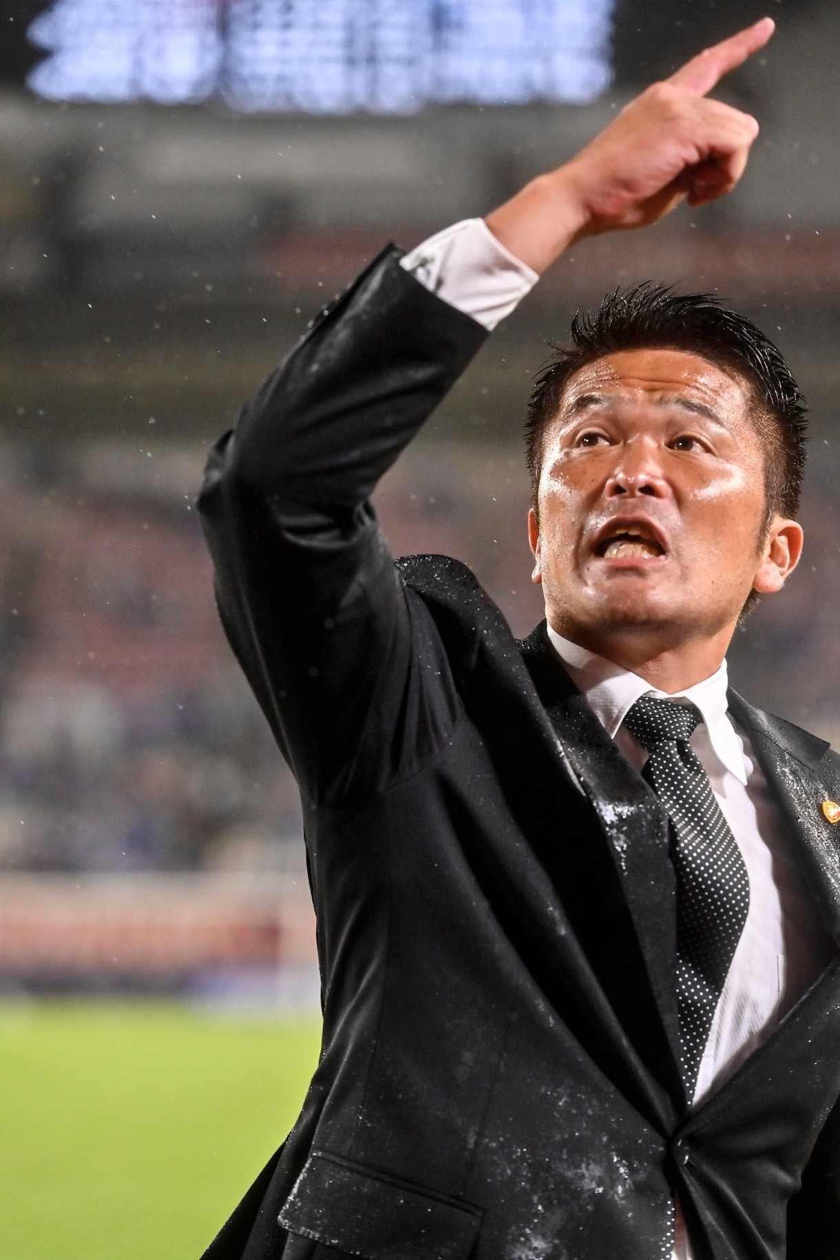 Iwamasa đối thoại với người hâm mộ Kashima Antlers dưới cơn mưa.