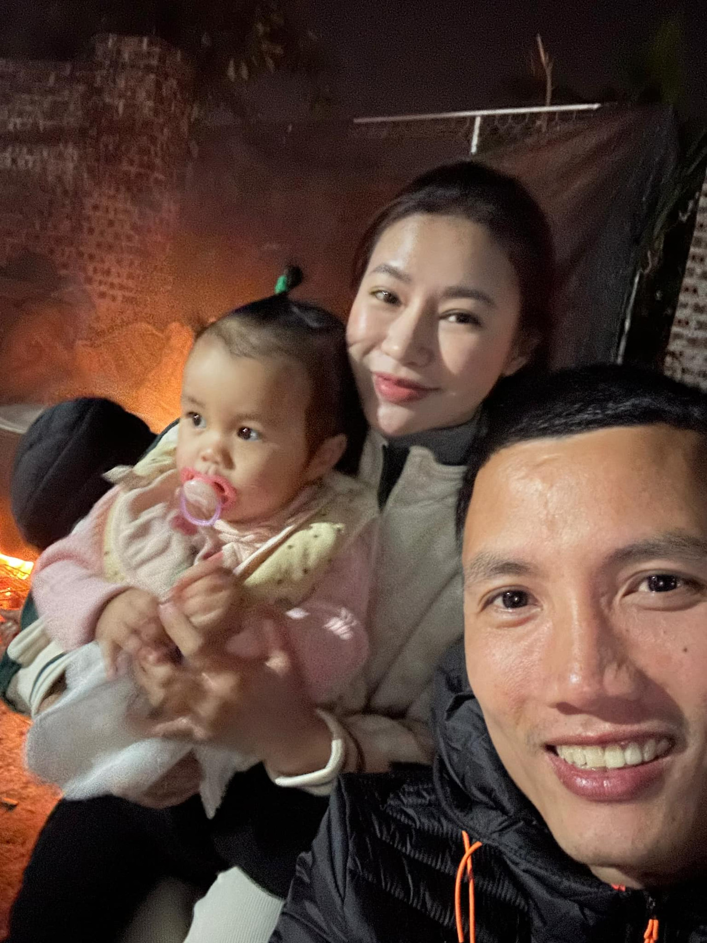 Đình Triệu cùng vợ con về nhà, chuẩn bị đón Tết Ất Tỵ bên mẹ và gia đình. (Ảnh: FBNV)