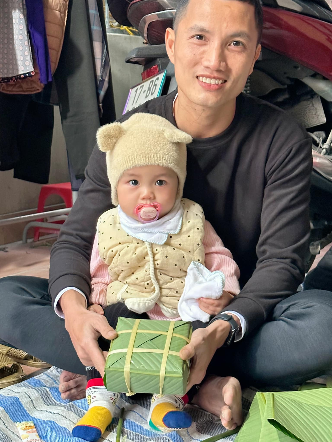 Đình Triệu cùng vợ con về nhà, chuẩn bị đón Tết Ất Tỵ bên mẹ và gia đình. (Ảnh: FBNV)