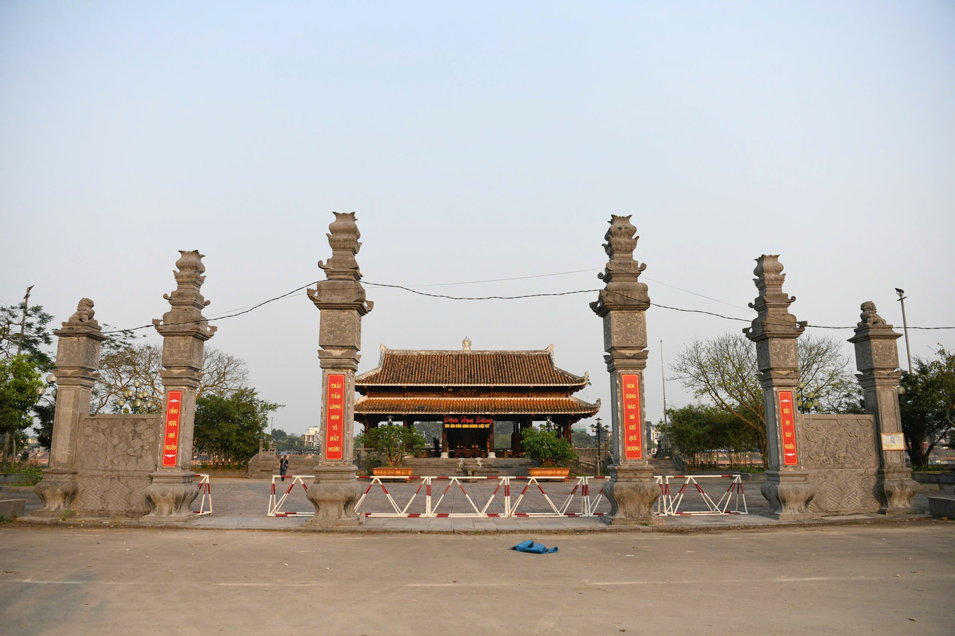 Vào lúc 18h00 ngày 28/3, tại bến thả hoa bờ Bắc sông Thạch Hãn nhằm tri ân các anh hùng liệt sỹ đã hy sinh trong cuộc chiến 81 ngày đêm bảo vệ Thành cổ năm 1972. Chương trình có sự tham gia của Ban tổ chức, các vận động viên, tình nguyện viên và các thí sinh tham dự cuộc thi Hoa hậu Việt Nam 2024.