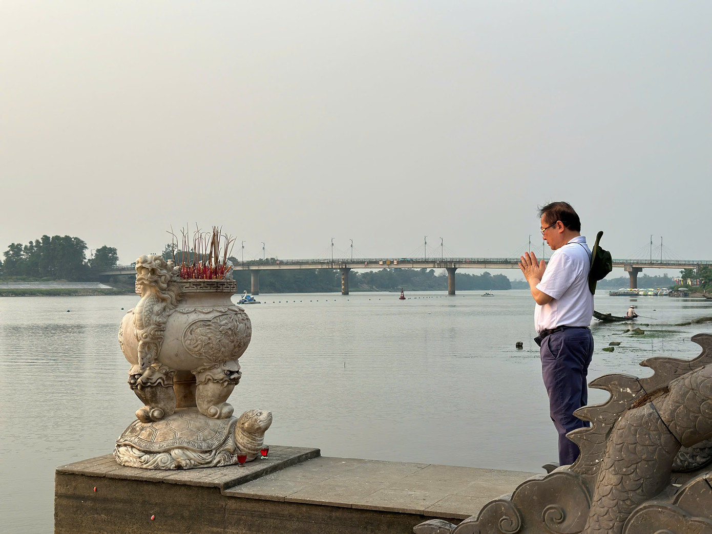 Nhà báo Lê Xuân Sơn dâng hương trên bờ sông Thạch Hãn, tỏ lòng thành kính trước những người con ưu tú của dân tộc - những đóa hoa bất tử - đã nằm lại để đất nước đứng lên.
