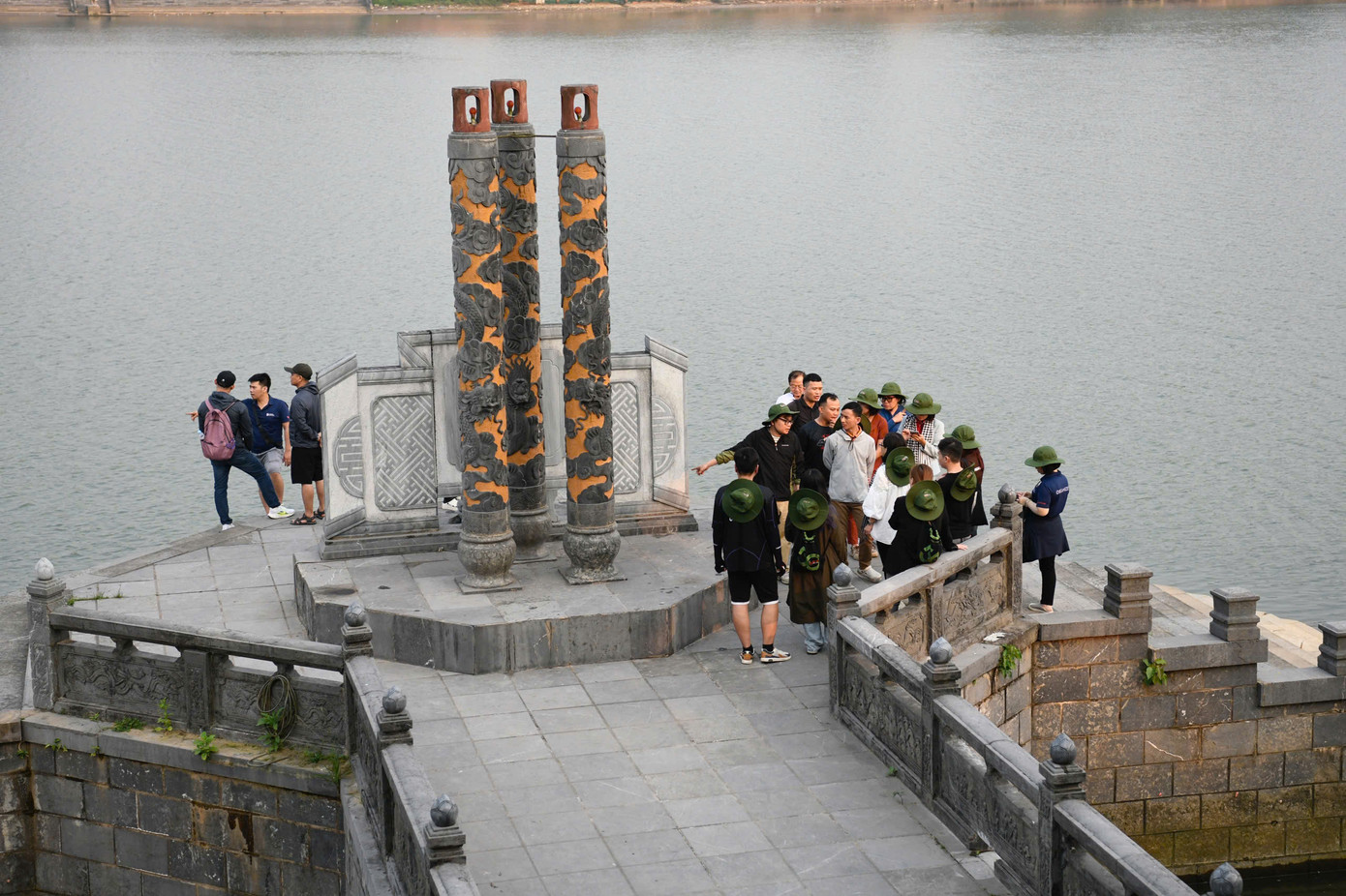 Khu tưởng niệm tại bến thả hoa bờ Bắc sông Thạch Hãn là nơi để tưởng nhớ về một thời hoa lửa hào hùng.