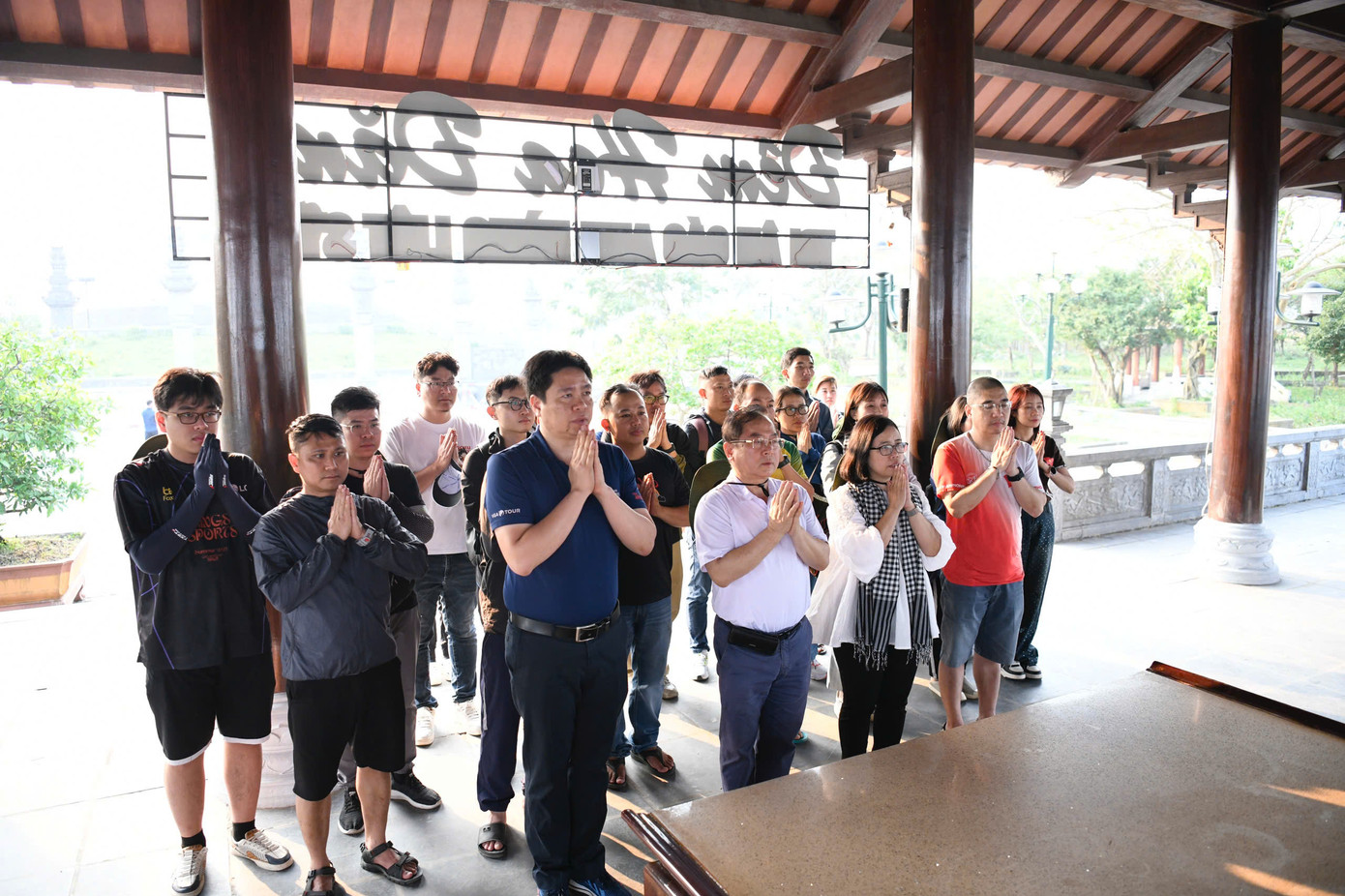 Nhà báo Lê Xuân Sơn - nguyên Tổng biên tập báo Tiền Phong, cùng Ban tổ chức Tiền Phong Marathon 2025 dâng hương tại Nhà hành lễ ở bến thả hoa bờ Bắc sông Thạch Hãn.