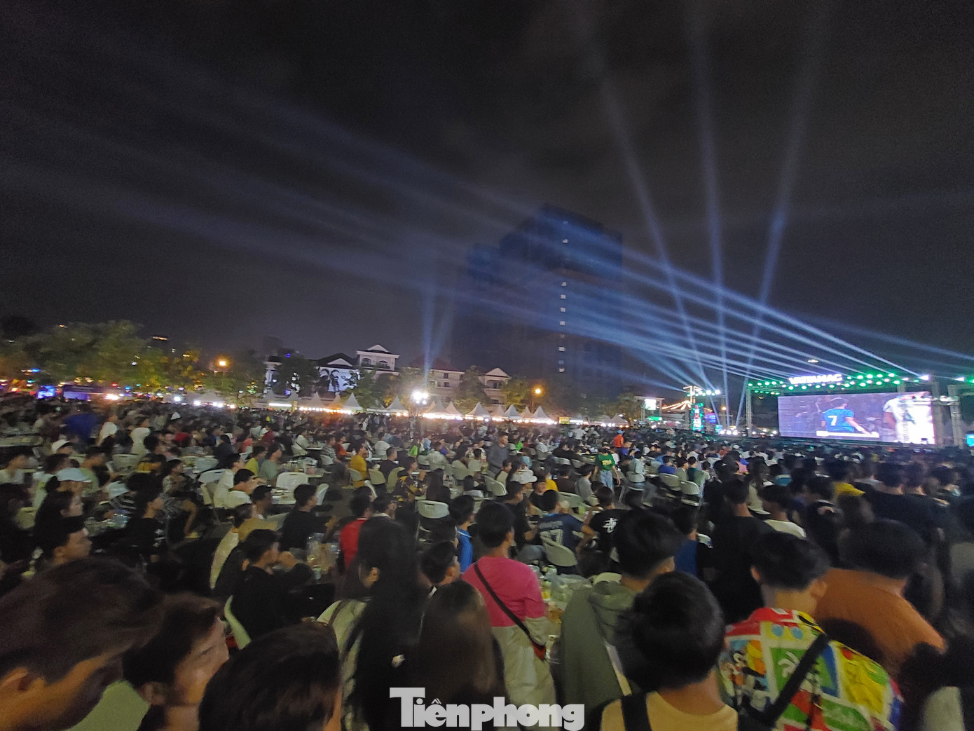 Người hâm mộ Campuchia xem khá trật tự, chỉ ồ lên ở một vài tình huống và cũng yên tĩnh trở lại rất nhanh.