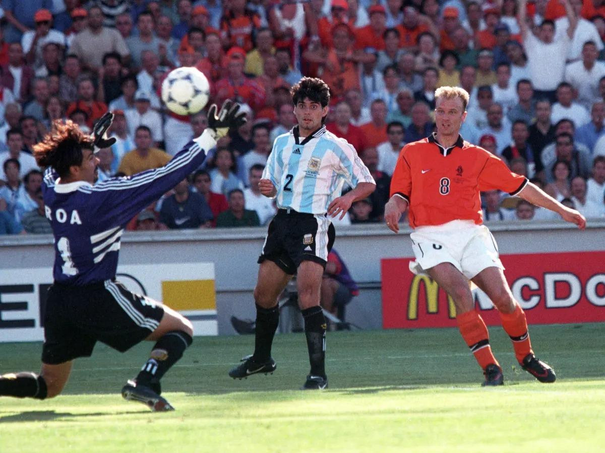 Khoảnh khắc làm nên một trong những bàn thắng vĩ đại nhất World Cup của Bergkamp. (Ảnh: Getty Images)