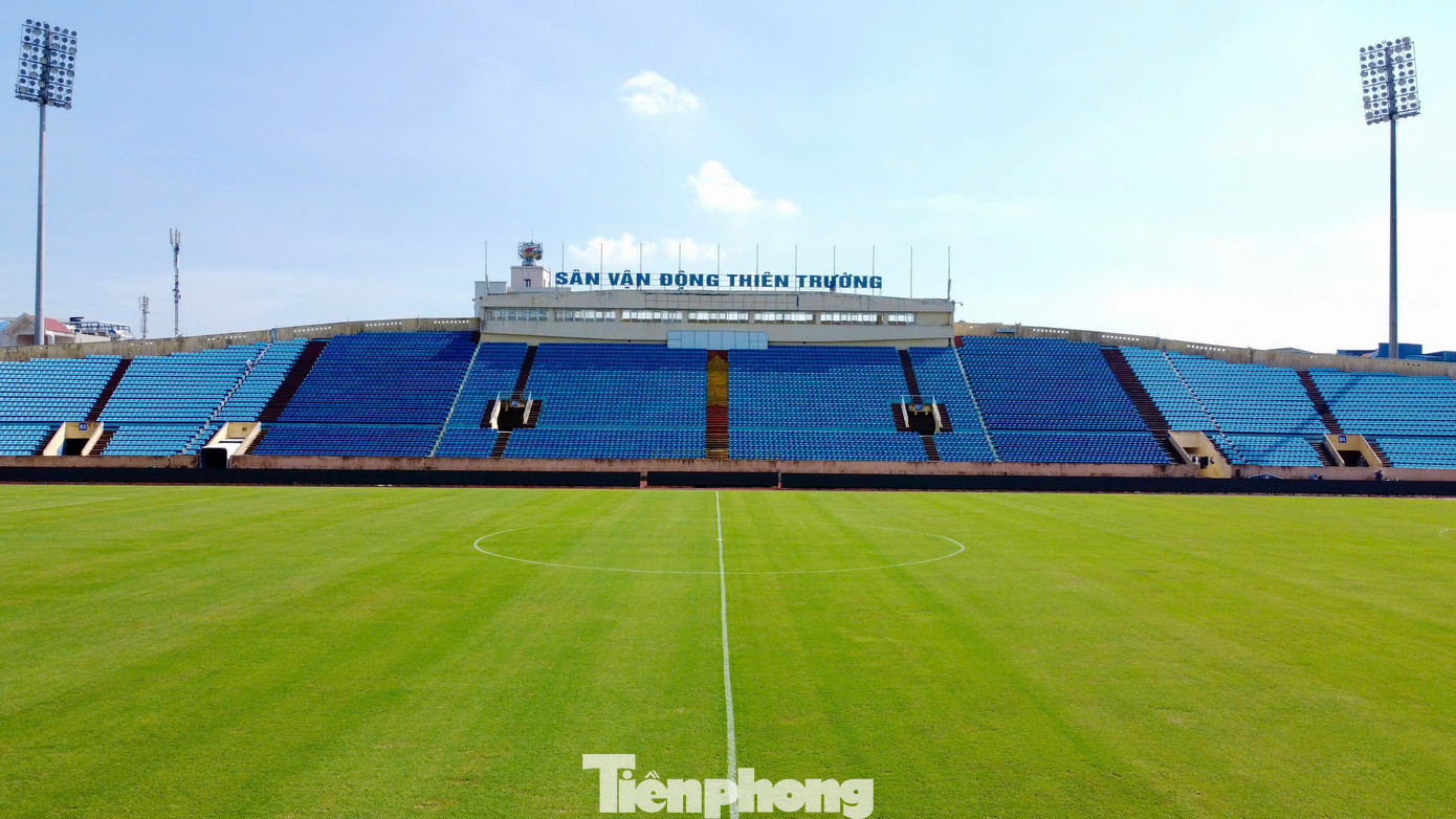 Nhằm chuẩn bị cho trận đấu đỉnh cao của bóng đá Việt Nam, nhiều ngày qua Ban quản lý sân Thiên Trường đã tiến hành đại tu toàn diện cơ sở vật chất, trang thiết bị cũng như chăm sóc mặt cỏ. Nhằm chuẩn bị cho trận đấu đỉnh cao của bóng đá Việt Nam, nhiều ngày qua Ban quản lý sân Thiên Trường đã tiến hành đại tu toàn diện cơ sở vật chất, trang thiết bị cũng như chăm sóc mặt cỏ.