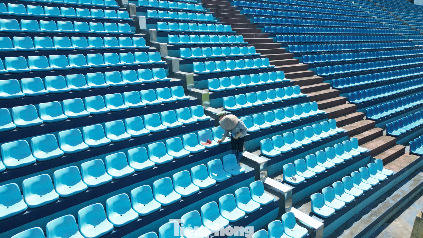 Ông Đỗ Đình Điểm tin rằng sân Thiên Trường sẽ không còn một chỗ trống ở trận Siêu Cúp bóng đá Quốc gia 2023/2024. "Tình yêu bóng đá và sự cuồng nhiệt của người hâm mộ thành Nam, cộng thêm sự phấn khích sau chức vô địch quốc gia đầu tiên sau 39 năm của Thép Xanh Nam Định, sân Thiên Trường sẽ chật kín khán giả", Giám đốc Trung tâm Thể thao thành tích cao Nam Định khẳng định. Ông Đỗ Đình Điểm tin rằng sân Thiên Trường sẽ không còn một chỗ trống ở trận Siêu Cúp bóng đá Quốc gia 2023/2024. "Tình yêu bóng đá và sự cuồng nhiệt của người hâm mộ thành Nam, cộng thêm sự phấn khích sau chức vô địch quốc gia đầu tiên sau 39 năm của Thép Xanh Nam Định, sân Thiên Trường sẽ chật kín khán giả", Giám đốc Trung tâm Thể thao thành tích cao Nam Định khẳng định.