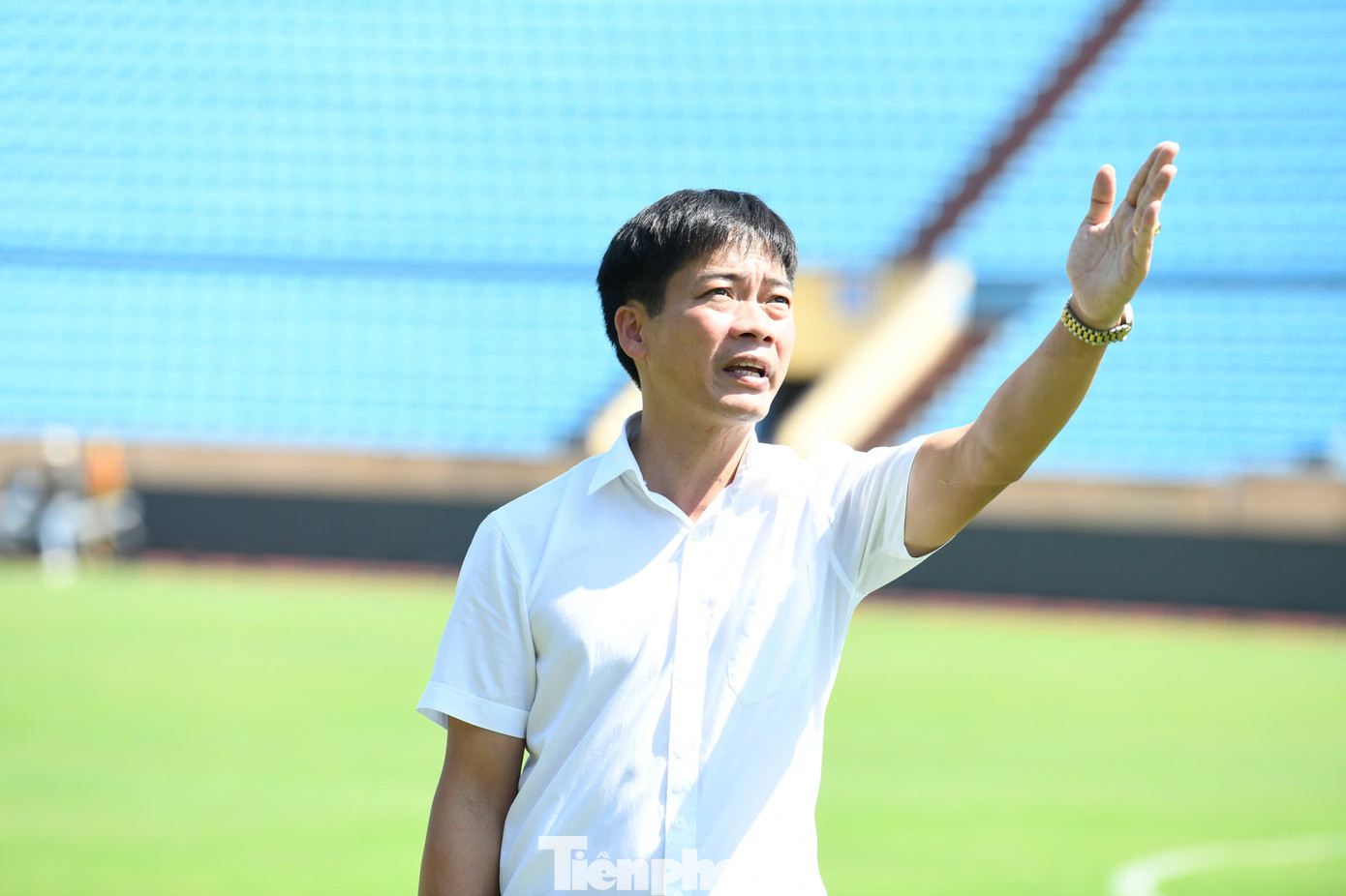 Theo ông Đỗ Đình Điểm - Giám đốc Trung tâm Thể thao thành tích cao Nam Định, đơn vị quản lý sân Thiên Trường, trận Siêu Cúp bóng đá Quốc gia 2023/2024 có ý nghĩa rất lớn với người hâm mộ bóng đá cả nước nói chung, và người dân Nam Định nói riêng. Vì vậy, tất cả các cán bộ, công nhân viên của Trung tâm đều làm việc cật lực, cam kết cung cấp điều kiện tốt nhất cho trận đấu. Theo ông Đỗ Đình Điểm - Giám đốc Trung tâm Thể thao thành tích cao Nam Định, đơn vị quản lý sân Thiên Trường, trận Siêu Cúp bóng đá Quốc gia 2023/2024 có ý nghĩa rất lớn với người hâm mộ bóng đá cả nước nói chung, và người dân Nam Định nói riêng. Vì vậy, tất cả các cán bộ, công nhân viên của Trung tâm đều làm việc cật lực, cam kết cung cấp điều kiện tốt nhất cho trận đấu.