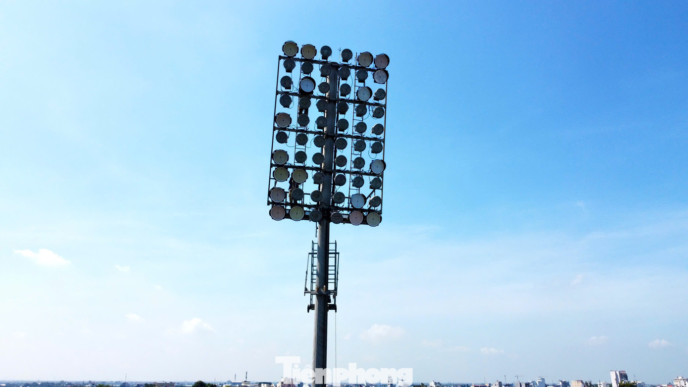 Bất chấp trưa nắng, công tác duy tu, sửa chữa hệ thống chiếu sáng vẫn được tiến hành gấp rút. Trận Siêu Cúp bóng đá Quốc gia 2023/2024 diễn ra lúc 18h00 ngày 31/8. Vì vậy, dàn đèn phải ở tình trạng tốt nhất, cung cấp ánh sáng bao phủ toàn khu vực sân vận động. Bất chấp trưa nắng, công tác duy tu, sửa chữa hệ thống chiếu sáng vẫn được tiến hành gấp rút. Trận Siêu Cúp bóng đá Quốc gia 2023/2024 diễn ra lúc 18h00 ngày 31/8. Vì vậy, dàn đèn phải ở tình trạng tốt nhất, cung cấp ánh sáng bao phủ toàn khu vực sân vận động.