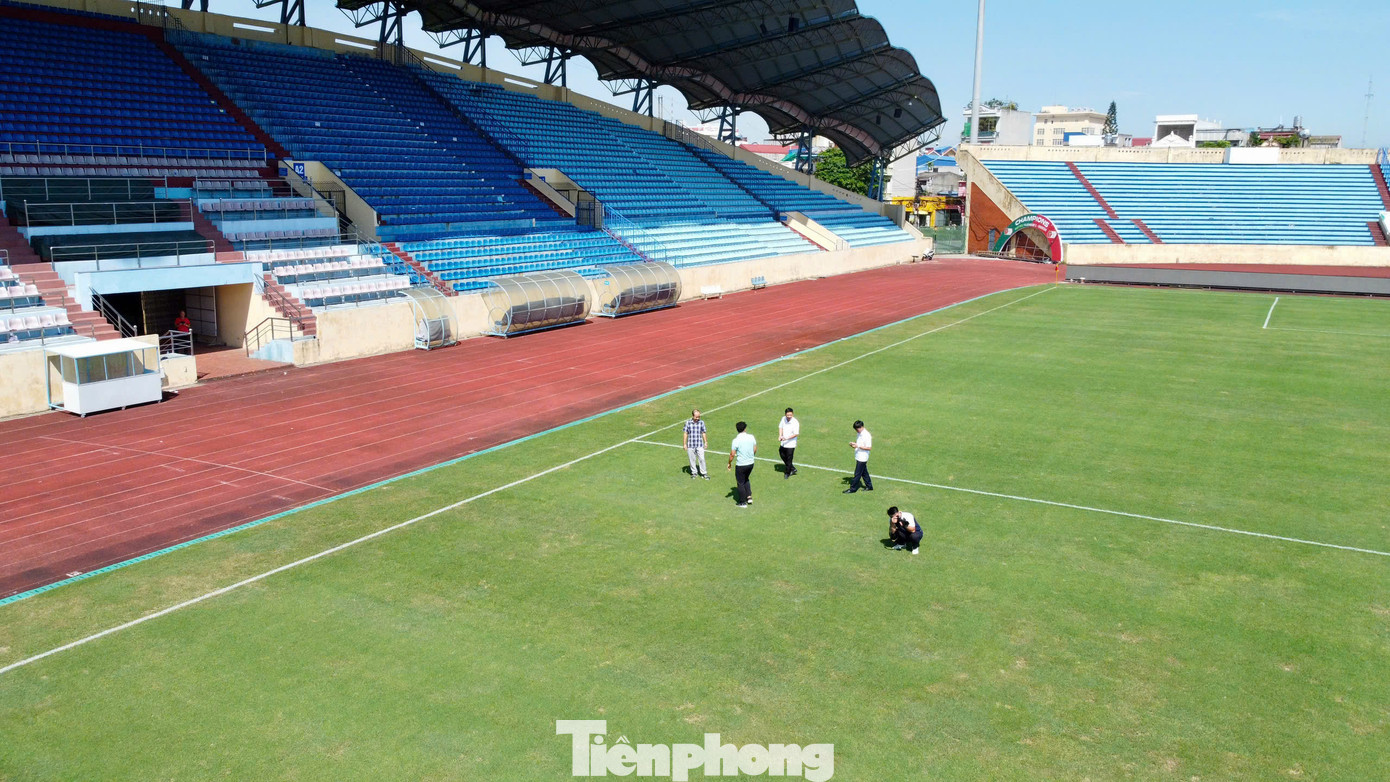 Trong buổi kiểm tra quá trình chuẩn bị, ông Đỗ Đình Điểm cũng nhấn mạnh công tác đảm bảo an ninh, an toàn cho trận Siêu Cúp bóng đá Quốc gia là nhiệm vụ quan trọng. Trường hợp khán giả quá tải đã được tính đến, đồng thời lực lượng lớn nhân viên an ninh cũng sẽ được huy động, tránh tình trạng khán giả tràn xuống sân vì quá phấn khích. Trong buổi kiểm tra quá trình chuẩn bị, ông Đỗ Đình Điểm cũng nhấn mạnh công tác đảm bảo an ninh, an toàn cho trận Siêu Cúp bóng đá Quốc gia là nhiệm vụ quan trọng. Trường hợp khán giả quá tải đã được tính đến, đồng thời lực lượng lớn nhân viên an ninh cũng sẽ được huy động, tránh tình trạng khán giả tràn xuống sân vì quá phấn khích.