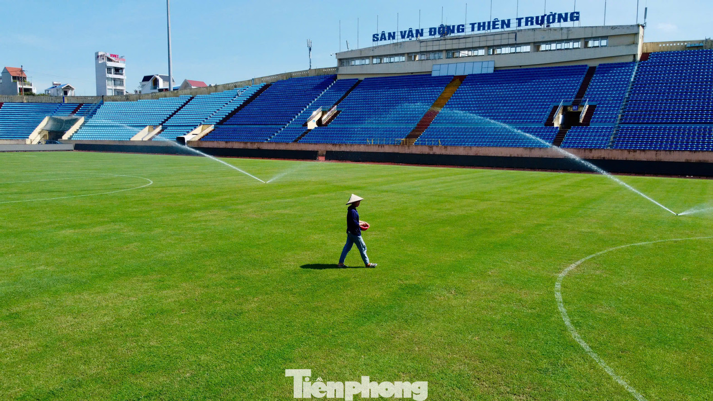 Hệ thống tưới nước tự động giúp mặt cỏ có màu xanh lý tưởng, bên cạnh công tác bảo dưỡng, cắt tỉa nhằm đảm bảo kích thước phù hợp, đạt tiêu chuẩn quốc tế. Ngoài trận Siêu Cúp bóng đá Quốc gia 2023/2024, sân Thiên Trường sắp tới còn tổ chức 3 trận của Thép Xanh Nam Định tại AFC Champions League Two. Hệ thống tưới nước tự động giúp mặt cỏ có màu xanh lý tưởng, bên cạnh công tác bảo dưỡng, cắt tỉa nhằm đảm bảo kích thước phù hợp, đạt tiêu chuẩn quốc tế. Ngoài trận Siêu Cúp bóng đá Quốc gia 2023/2024, sân Thiên Trường sắp tới còn tổ chức 3 trận của Thép Xanh Nam Định tại AFC Champions League Two.