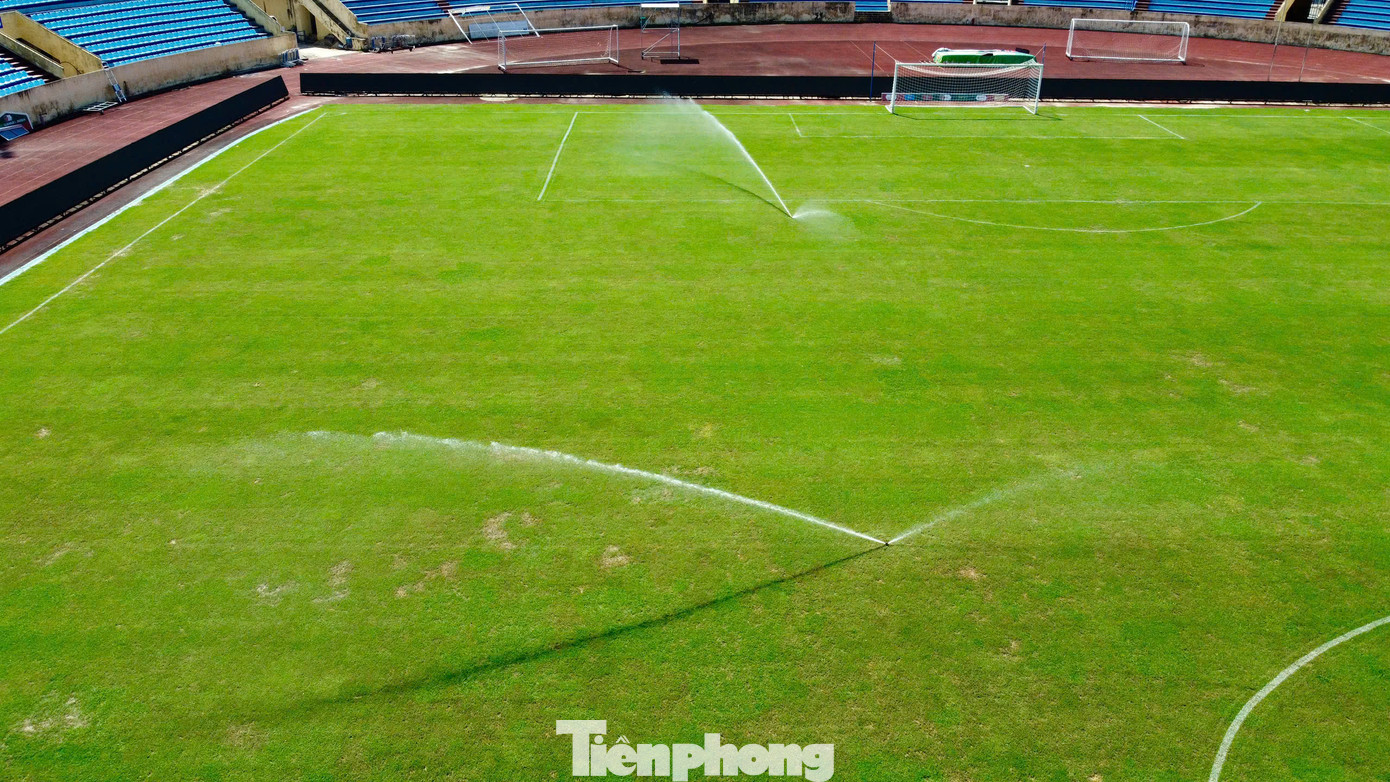 Hệ thống tưới nước tự động giúp mặt cỏ có màu xanh lý tưởng, bên cạnh công tác bảo dưỡng, cắt tỉa nhằm đảm bảo kích thước phù hợp, đạt tiêu chuẩn quốc tế. Ngoài trận Siêu Cúp bóng đá Quốc gia 2023/2024, sân Thiên Trường sắp tới còn tổ chức 3 trận của Thép Xanh Nam Định tại AFC Champions League Two. Hệ thống tưới nước tự động giúp mặt cỏ có màu xanh lý tưởng, bên cạnh công tác bảo dưỡng, cắt tỉa nhằm đảm bảo kích thước phù hợp, đạt tiêu chuẩn quốc tế. Ngoài trận Siêu Cúp bóng đá Quốc gia 2023/2024, sân Thiên Trường sắp tới còn tổ chức 3 trận của Thép Xanh Nam Định tại AFC Champions League Two.