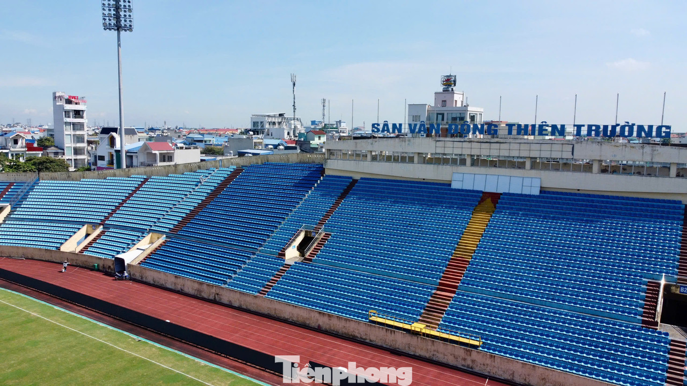 Các hàng ghế trên khán đài cũng được vệ sinh sạch sẽ, đón chào người hâm mộ tới sân. Các hàng ghế trên khán đài cũng được vệ sinh sạch sẽ, đón chào người hâm mộ tới sân.