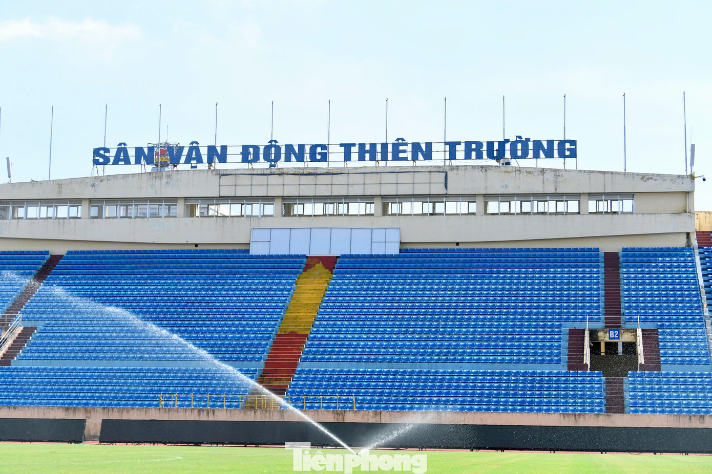 Hệ thống tưới nước tự động giúp mặt cỏ có màu xanh lý tưởng, bên cạnh công tác bảo dưỡng, cắt tỉa nhằm đảm bảo kích thước phù hợp, đạt tiêu chuẩn quốc tế. Ngoài trận Siêu Cúp bóng đá Quốc gia 2023/2024, sân Thiên Trường sắp tới còn tổ chức 3 trận của Thép Xanh Nam Định tại AFC Champions League Two. Hệ thống tưới nước tự động giúp mặt cỏ có màu xanh lý tưởng, bên cạnh công tác bảo dưỡng, cắt tỉa nhằm đảm bảo kích thước phù hợp, đạt tiêu chuẩn quốc tế. Ngoài trận Siêu Cúp bóng đá Quốc gia 2023/2024, sân Thiên Trường sắp tới còn tổ chức 3 trận của Thép Xanh Nam Định tại AFC Champions League Two.