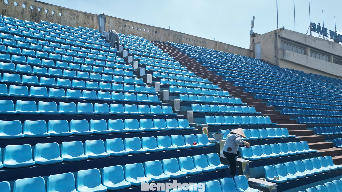 Ông Đỗ Đình Điểm tin rằng sân Thiên Trường sẽ không còn một chỗ trống ở trận Siêu Cúp bóng đá Quốc gia 2023/2024. "Tình yêu bóng đá và sự cuồng nhiệt của người hâm mộ thành Nam, cộng thêm sự phấn khích sau chức vô địch quốc gia đầu tiên sau 39 năm của Thép Xanh Nam Định, sân Thiên Trường sẽ chật kín khán giả", Giám đốc Trung tâm Thể thao thành tích cao Nam Định khẳng định. Ông Đỗ Đình Điểm tin rằng sân Thiên Trường sẽ không còn một chỗ trống ở trận Siêu Cúp bóng đá Quốc gia 2023/2024. "Tình yêu bóng đá và sự cuồng nhiệt của người hâm mộ thành Nam, cộng thêm sự phấn khích sau chức vô địch quốc gia đầu tiên sau 39 năm của Thép Xanh Nam Định, sân Thiên Trường sẽ chật kín khán giả", Giám đốc Trung tâm Thể thao thành tích cao Nam Định khẳng định.