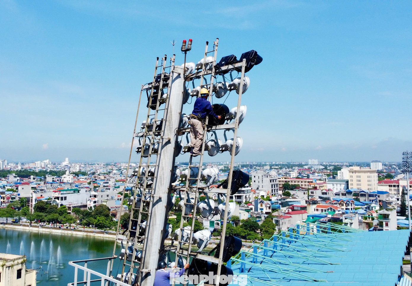 Bất chấp trưa nắng, công tác duy tu, sửa chữa hệ thống chiếu sáng vẫn được tiến hành gấp rút. Trận Siêu Cúp bóng đá Quốc gia 2023/2024 diễn ra lúc 18h00 ngày 31/8. Vì vậy, dàn đèn phải ở tình trạng tốt nhất, cung cấp ánh sáng bao phủ toàn khu vực sân vận động. Bất chấp trưa nắng, công tác duy tu, sửa chữa hệ thống chiếu sáng vẫn được tiến hành gấp rút. Trận Siêu Cúp bóng đá Quốc gia 2023/2024 diễn ra lúc 18h00 ngày 31/8. Vì vậy, dàn đèn phải ở tình trạng tốt nhất, cung cấp ánh sáng bao phủ toàn khu vực sân vận động.