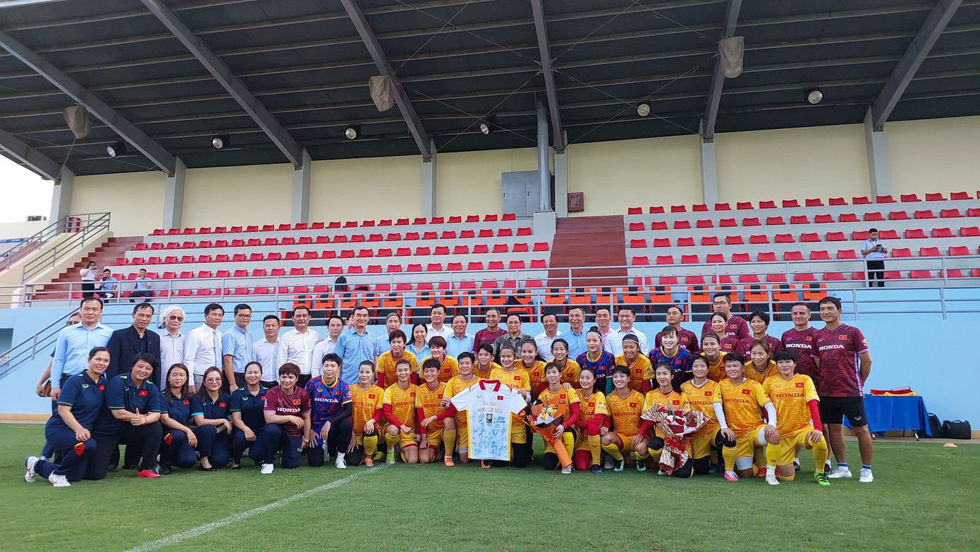 Thủ tướng Phạm Minh Chính chụp hình lưu niệm cùng ĐT nữ Việt Nam. Ảnh: Thanh Hải