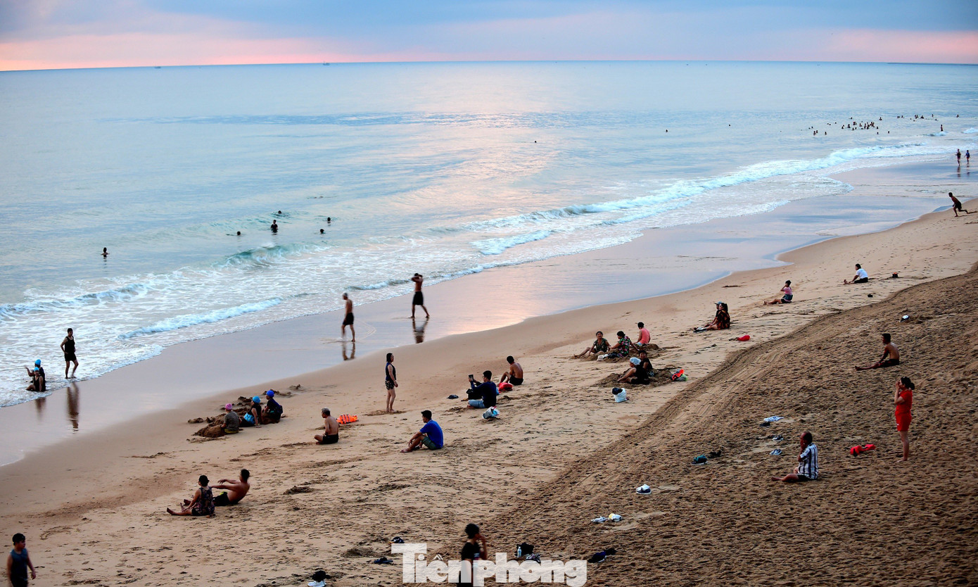 Dọc ven biển, tỉnh Phú Yên còn bố trí nhiều nhà tắm nước ngọt miễn phí cùng nhiều hạng mục khác phục vụ cộng đồng. Tất cả mang lại sự dễ chịu tuyệt đối cho người dân cũng như du khách. Tới Phú Yên, bất kỳ ai cũng được phép sống chậm lại và tận hưởng.